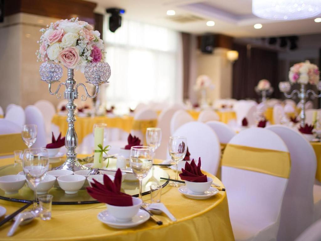 Royal Palace Hotel Tuyen Quang Esterno foto
