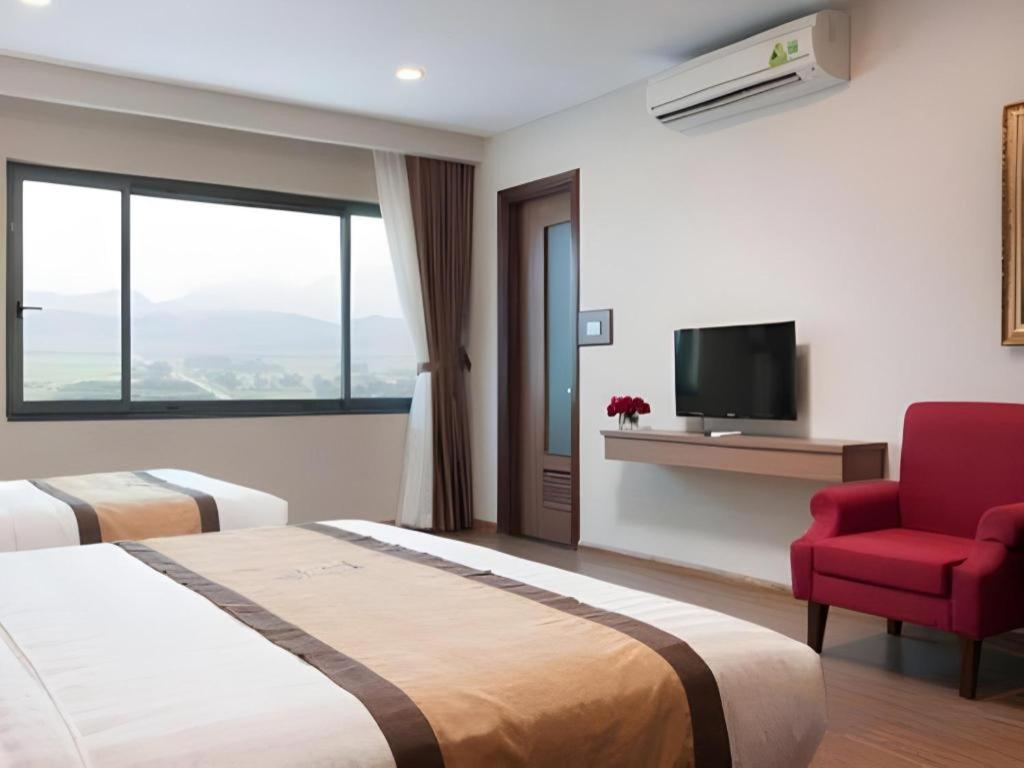 Royal Palace Hotel Tuyen Quang Esterno foto
