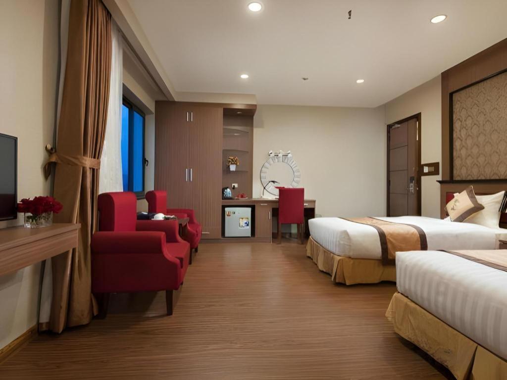 Royal Palace Hotel Tuyen Quang Esterno foto