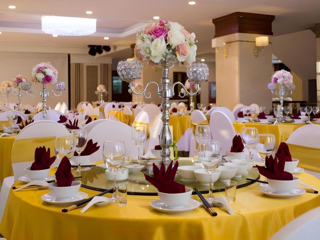 Royal Palace Hotel Tuyen Quang Esterno foto