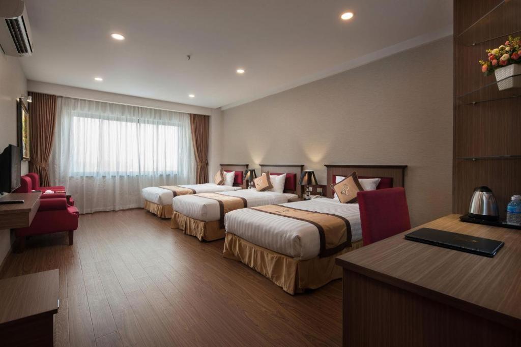 Royal Palace Hotel Tuyen Quang Esterno foto
