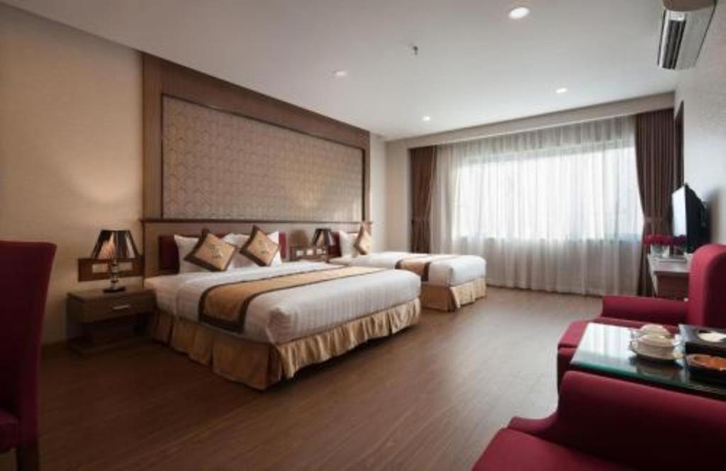Royal Palace Hotel Tuyen Quang Esterno foto