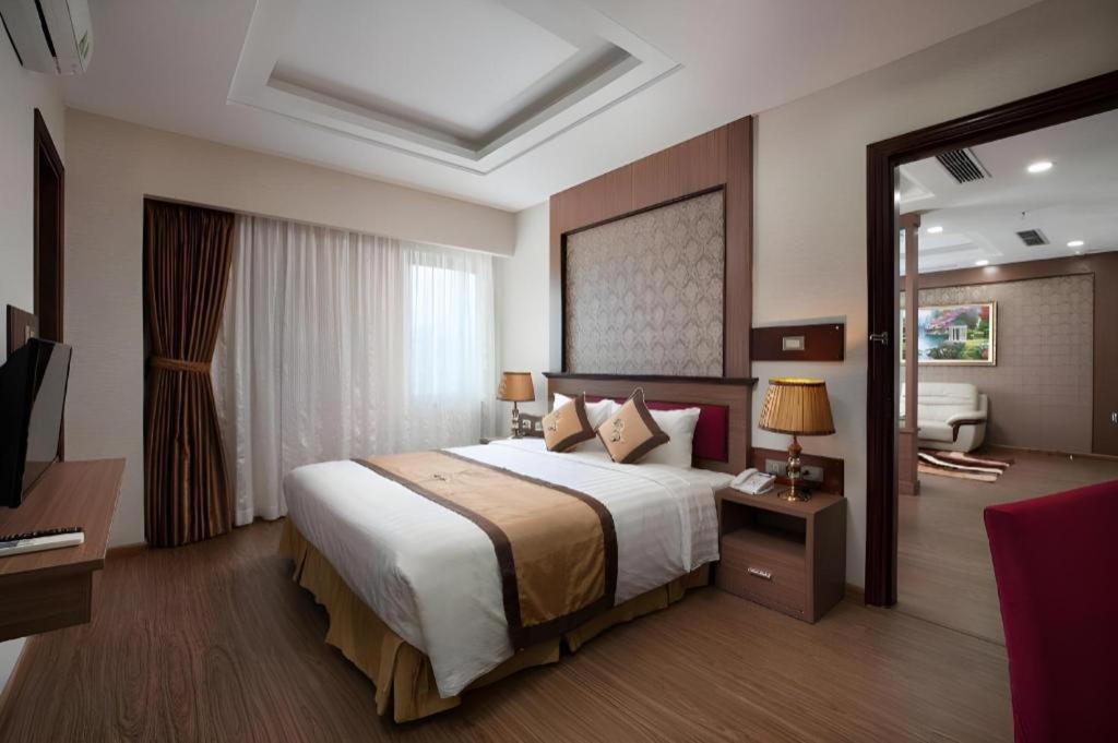Royal Palace Hotel Tuyen Quang Esterno foto