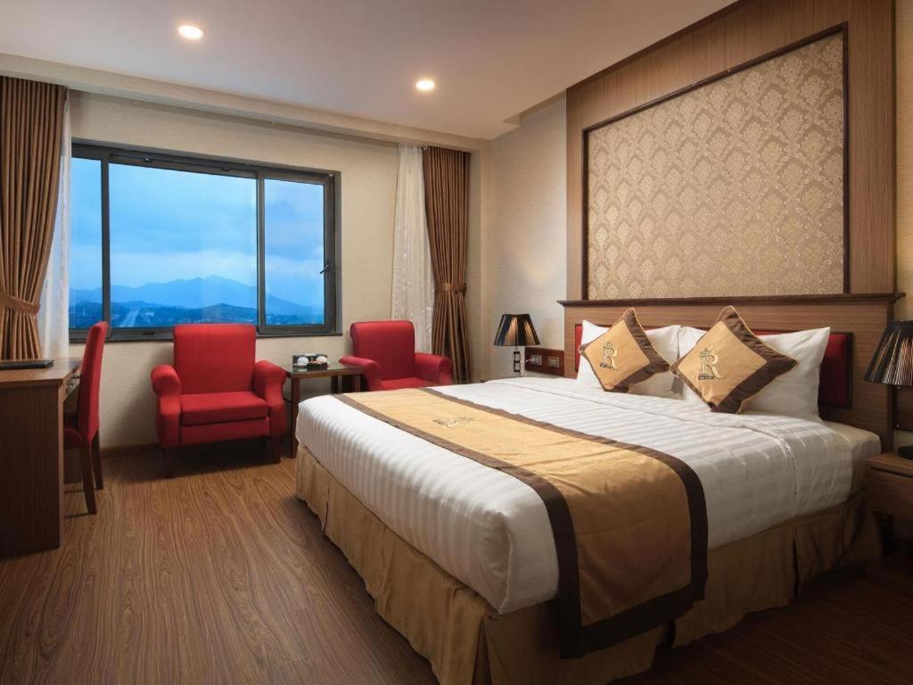 Royal Palace Hotel Tuyen Quang Esterno foto