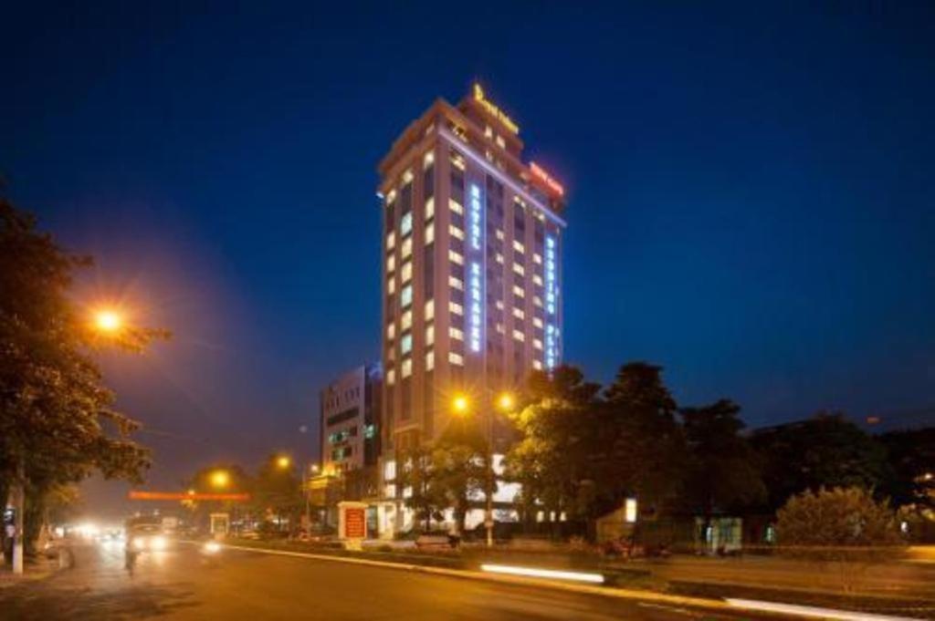 Royal Palace Hotel Tuyen Quang Esterno foto