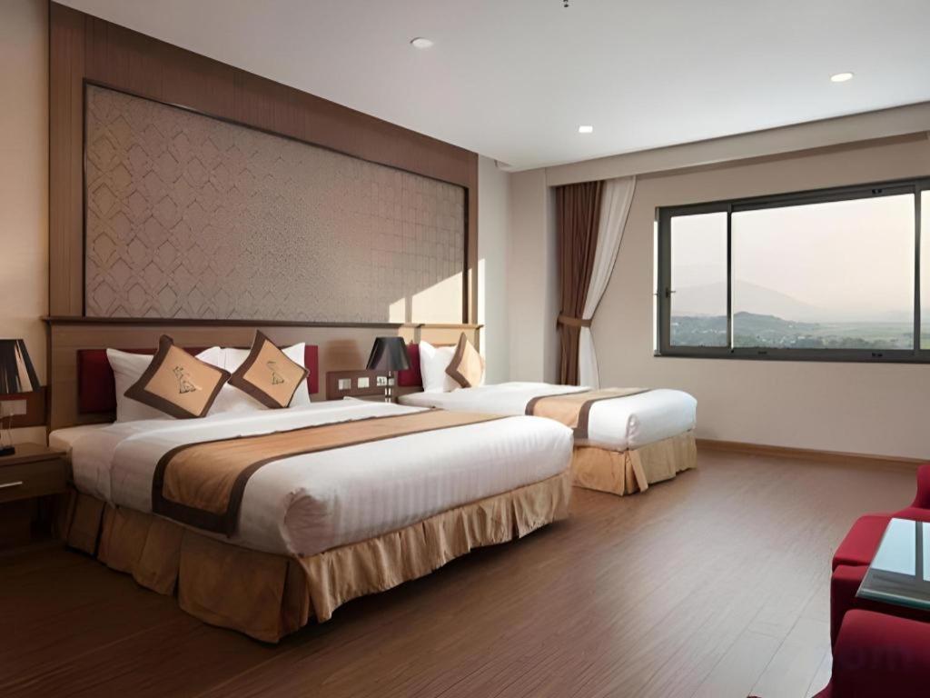 Royal Palace Hotel Tuyen Quang Esterno foto