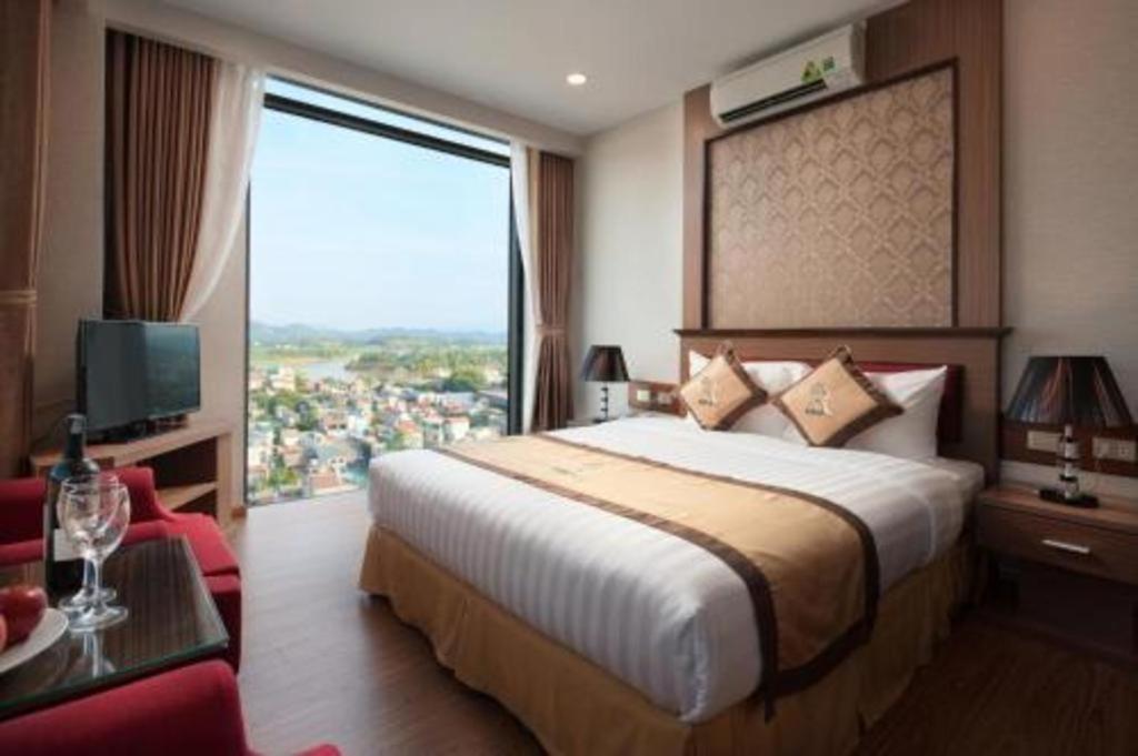 Royal Palace Hotel Tuyen Quang Esterno foto